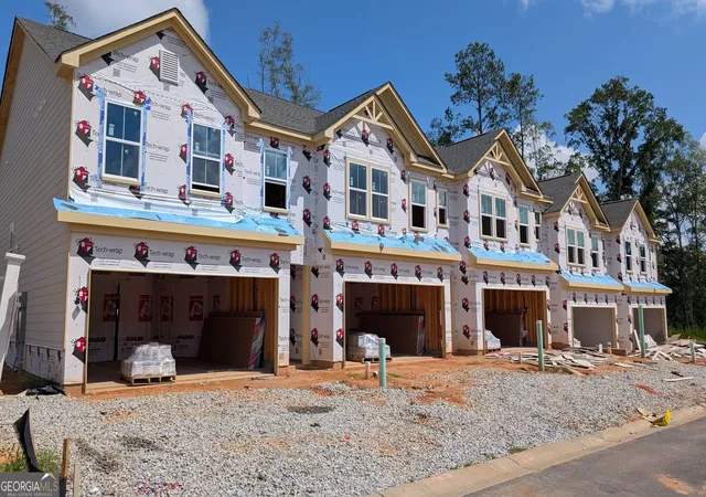 Photo 3 of Townhouse for sale at 827 Leraes Way St, Loganville, GA 30052 | MLS# 10839187 | Listing updated on 2026-09-17