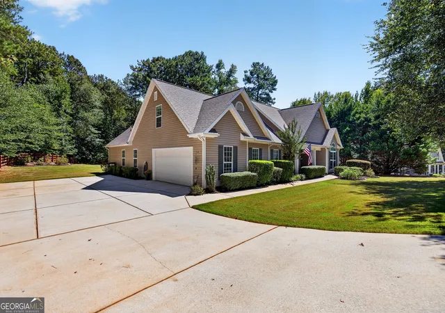 Photo 2 of Sale Pending at 32 Meadows Crk Ln, Senoia, GA 30276 | MLS# 10846332 | Listing updated on 2026-10-06