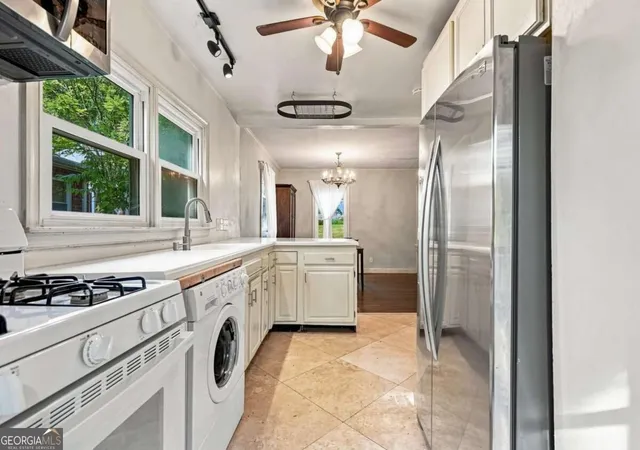 Photo 4 of Sale Pending at 1075 Center St W, Atlanta, GA 30318 | MLS# 10839589 | Listing updated on 2026-09-14