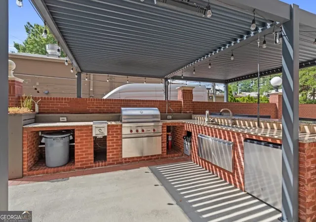 Listing Photo 2 - Condo for sale in building located at 3820 Roswell Rd Ne, Atlanta, GA 30342 - Unit #510