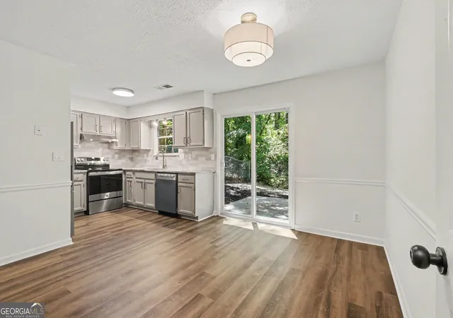 Photo 4 of Townhouse for sale at 1090 Huntington Tr SE, Smyrna, GA 30082 | MLS# 10849919 | Listing updated on 2026-10-05