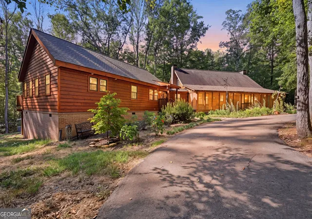 Photo 2 of Single family home for sale at 282 Jarrett Manor Ests Rd, Toccoa, GA 30577 | MLS# 10843984 | Listing updated on 2026-09-12