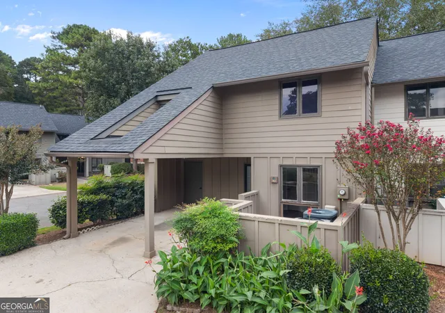 Photo 2 of Sale Pending at 915 Cedar Crk S, Marietta, GA 30067 | MLS# 10852338 | Listing updated on 2026-10-07