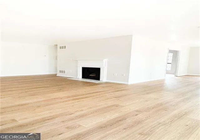 Photo 4 of Condo for sale at 4113 Pine Hts Dr NE, Atlanta, GA 30324 | MLS# 10840655 | Listing updated on 2026-09-18