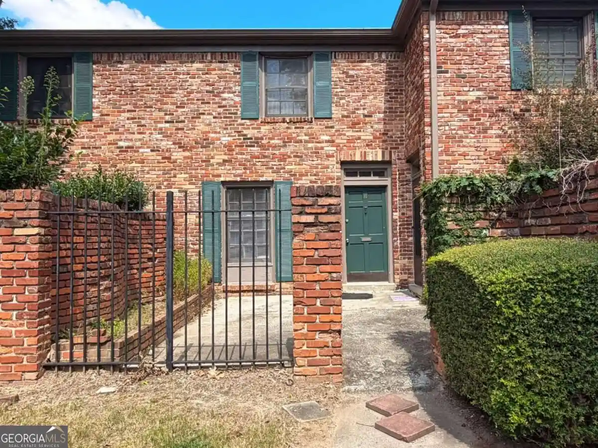 Listing Photo 2 - Condo for sale in 3079 Colonial Wy located at 3079 Colonial Wy, Atlanta, GA 30341 - Unit 3079 Colonial Way