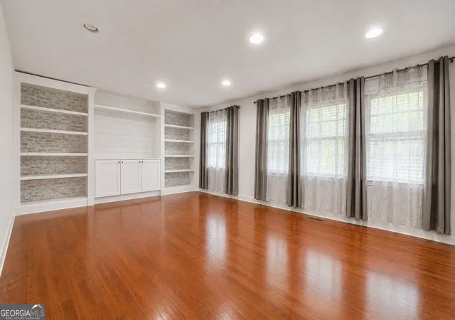 Photo 3 of Single family home for sale at 105 Pine St, Barnesville, GA 30204 | MLS# 10846921 | Listing updated on 2026-10-05