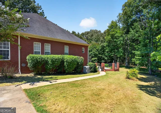 Photo 3 of Sale Pending at 4002 White Oak Ln, Lagrange, GA 30240 | MLS# 10832633 | Listing updated on 2026-09-23
