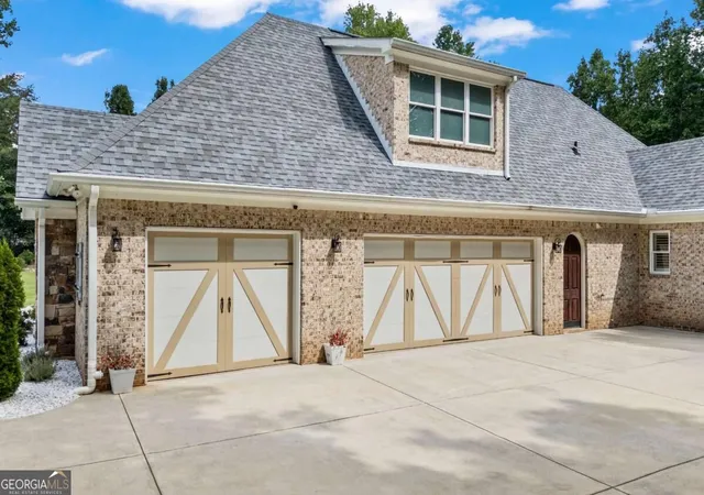 Photo 2 of Single family home for sale at 931 Antrim Glen Dr, Hoschton, GA 30548 | MLS# 10838405 | Listing updated on 2026-09-13