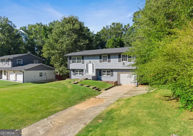 Photo 3 of Single family home for sale at 10555 Thrasher Rd, Jonesboro, GA 30238 | MLS# 10838334 | Listing updated on 2026-09-23