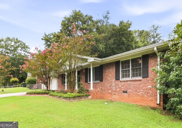 Photo 3 of Single family home for sale at 2321 Hollyridge Dr Sw, Marietta, GA 30060 | MLS# 10841943 | Listing updated on 2026-09-08