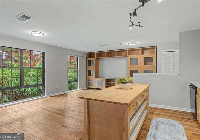 Listing Photo 5 - Condo for sale in building located at 317 8th St NE, Atlanta, GA 30309 - Unit #7