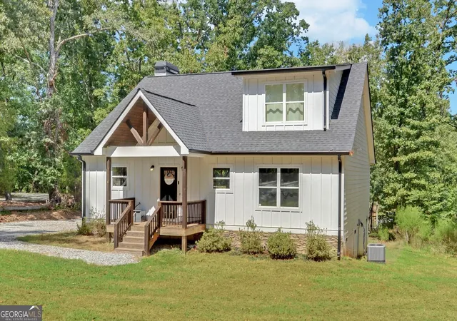 Photo 2 of Single family home for sale at 322 Paradise Point Rd, Hartwell, GA 30643 | MLS# 10853421 | Listing updated on 2026-10-05