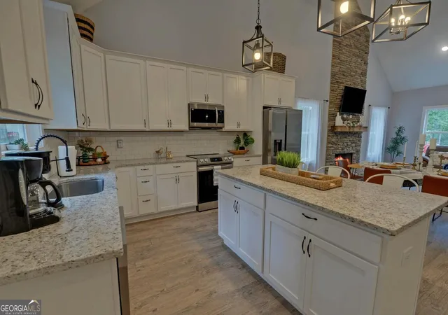 Photo 4 of Single family home for sale at 322 Paradise Point Rd, Hartwell, GA 30643 | MLS# 10853421 | Listing updated on 2026-10-09