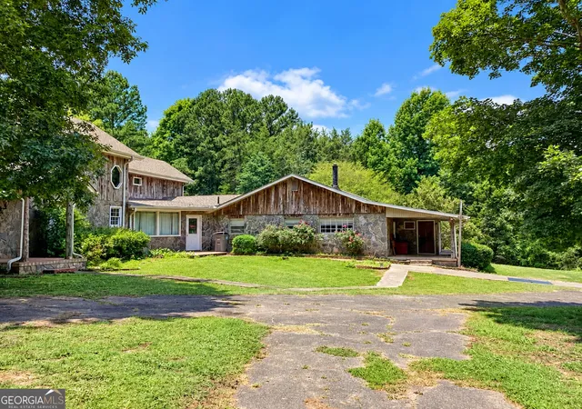 Photo 2 of Single family home for sale at 220 Ennis Rd, Barnesville, GA 30204 | MLS# 10782949 | Listing updated on 2026-09-22