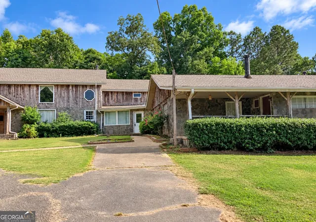 Photo 3 of Single family home for sale at 220 Ennis Rd, Barnesville, GA 30204 | MLS# 10782949 | Listing updated on 2026-09-22