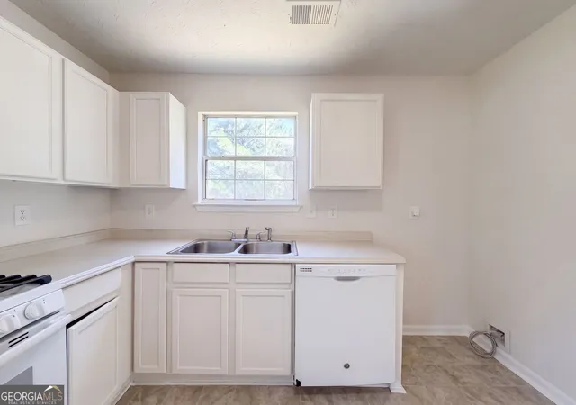 Photo 2 of Sale Pending at 5721 Blackberry Row, Ellenwood, GA 30294 | MLS# 10848872 | Listing updated on 2026-10-07
