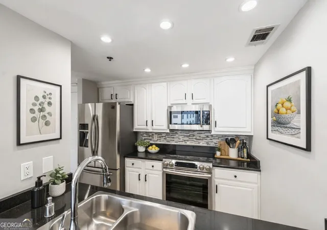 Listing Photo 1 - Condo for sale in building located at 3481 Lakeside Dr, Atlanta, GA 30326 - Unit #2303