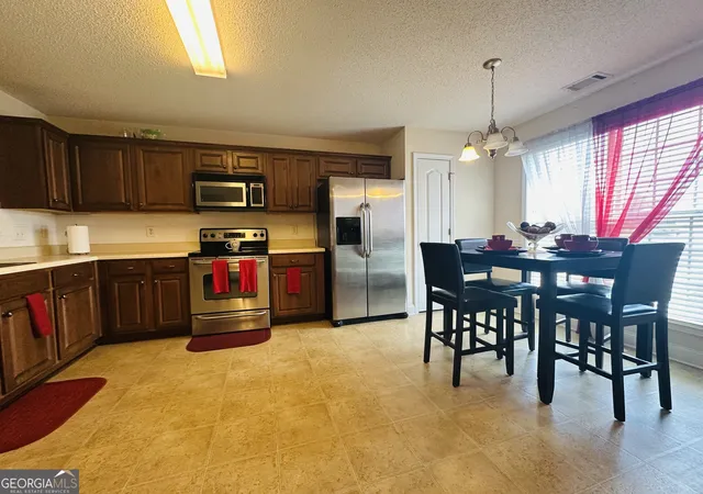 Photo 3 of Sale Pending at 105 Ritz Ln, Perry, GA 31069 | MLS# 10847668 | Listing updated on 2026-09-29