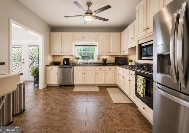 Photo 3 of Single family home for sale at 1950 Honeybee Crk Dr, Griffin, GA 30224 | MLS# 10851577 | Listing updated on 2026-10-07