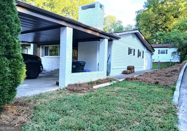 Photo 2 of Single family home for sale at 1303 Lakemont Dr, Dalton, GA 30720 | MLS# 10880100 | Listing updated on 2026-10-28
