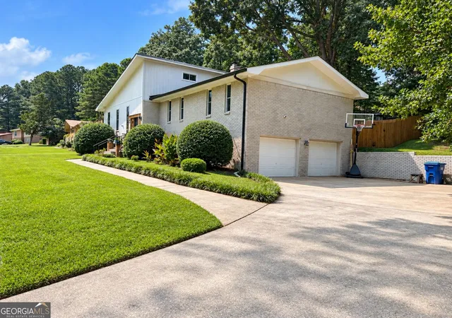 Photo 3 of Single family home for sale at 5070 SW Kerry Dr, Atlanta, GA 30331 | MLS# 10851795 | Listing updated on 2026-10-02