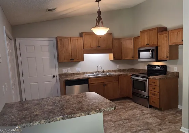 Photo 3 of Sale Pending at 251 Twin Crk Shrs, Athens, GA 30605 | MLS# 10828068 | Listing updated on 2026-09-23