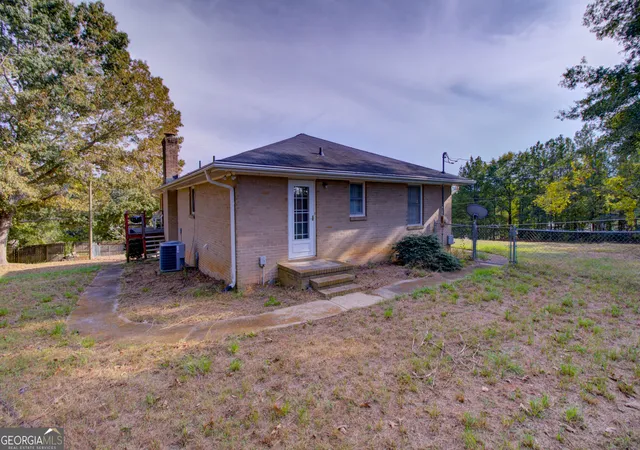 Photo 4 of Single family home for sale at 202 E Wright St, Winder, GA 30680 | MLS# 10851944 | Listing updated on 2026-10-09