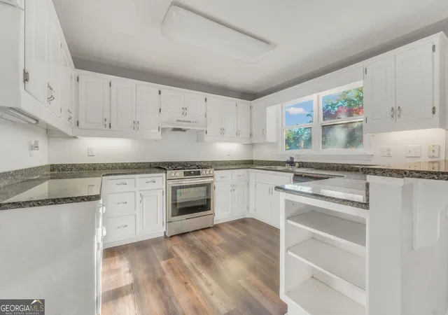 Photo 4 of Single family home for sale at 3010 Somerset Dr, Mcdonough, GA 30253 | MLS# 10880790 | Listing updated on 2026-10-29