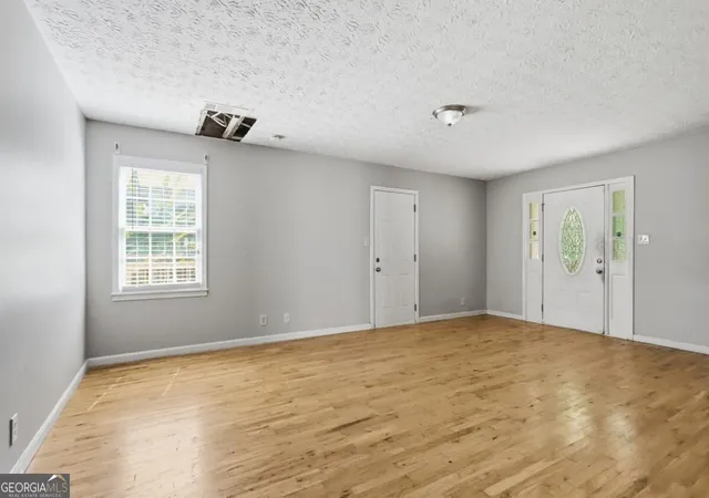 Photo 4 of Single family home for sale at 4945 Bent Crk Ct, Buford, GA 30518 | MLS# 10852695 | Listing updated on 2026-10-08