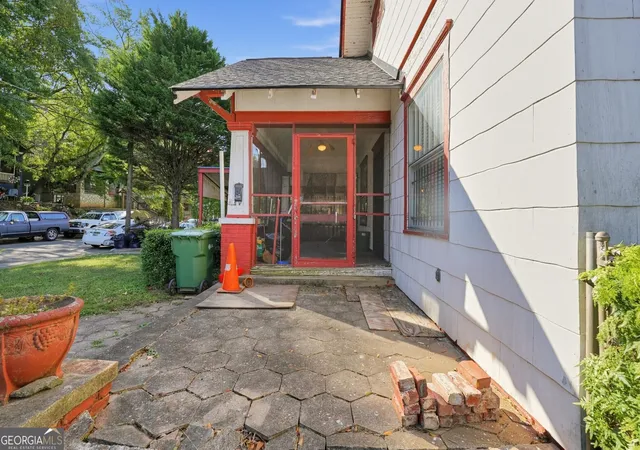 Photo 2 of Sale Pending at 1401 Fairbanks St SW, Atlanta, GA 30310 | MLS# 10879299 | Listing updated on 2026-10-29