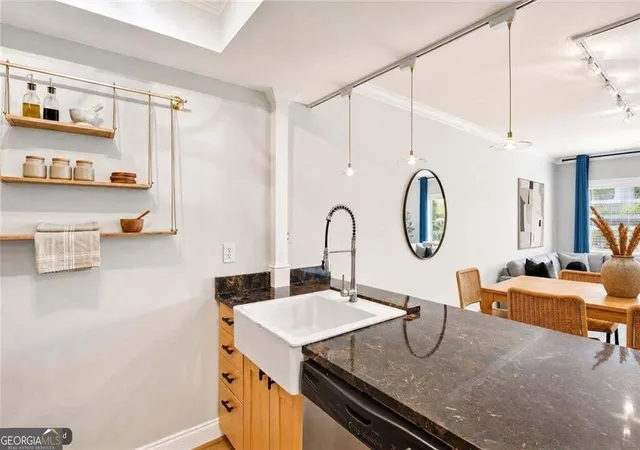 Listing Photo 5 - Condo for sale in building located at 1130 Piedmont Ave Ne, Atlanta, GA 30309 - Unit #505