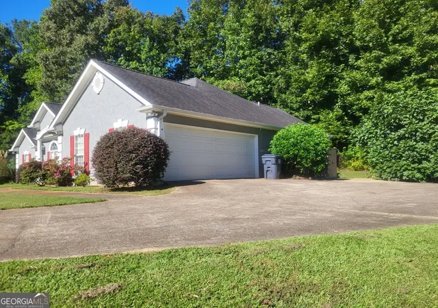 Photo 3 of Single family home for sale at 2415 Lismore Dr, Valley, AL 36854 | MLS# 10841855 | Listing updated on 2026-09-22