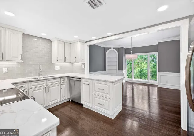 Photo 4 of Condo for sale at 2769 Peachtree Rd NE #10, Atlanta, GA 30305 | MLS# 10875597 | Listing updated on 2026-10-26