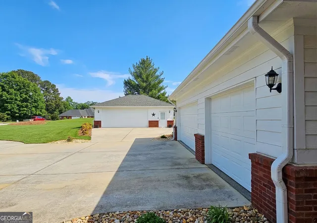 Photo 3 of Single family home for sale at 20 Brownthrasher Run, Oxford, GA 30054 | MLS# 10844931 | Listing updated on 2026-09-12