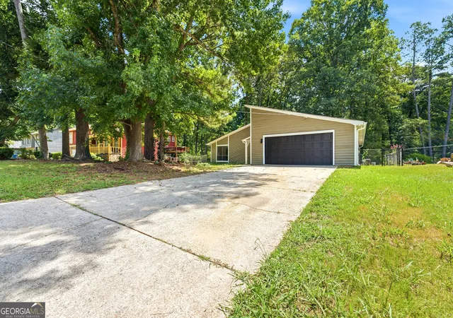 Photo 3 of Single family home for sale at 6350 Beethoven Cir, Riverdale, GA 30296 | MLS# 10804531 | Listing updated on 2026-09-12