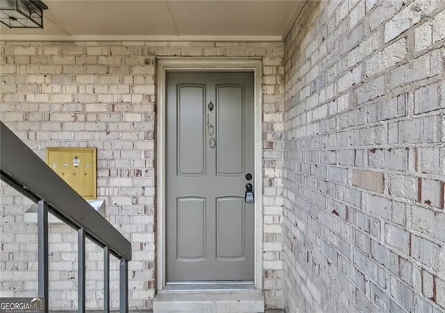 Listing Photo 2 - Condo for sale in building located at 100 NW La Rue Pl, Atlanta, GA 30327