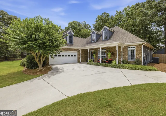 Photo 3 of Single family home for sale at 135 Clear Spring Ln, Oxford, GA 30054 | MLS# 10812174 | Listing updated on 2026-09-27