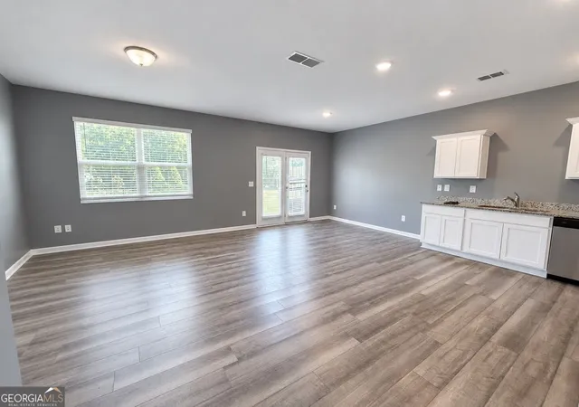 Photo 4 of Townhouse for sale at 152 Swindon Dr, Mcdonough, GA 30253 | MLS# 10850283 | Listing updated on 2026-10-06