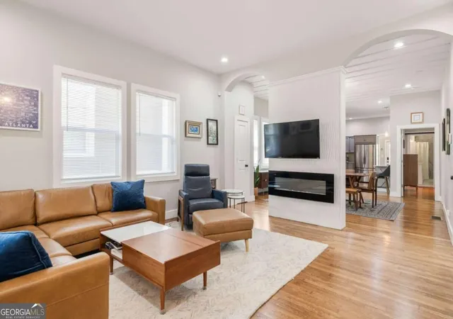 Photo 3 of Single family home for sale at 911 Crew St SW, Atlanta, GA 30315 | MLS# 10841607 | Listing updated on 2026-09-14