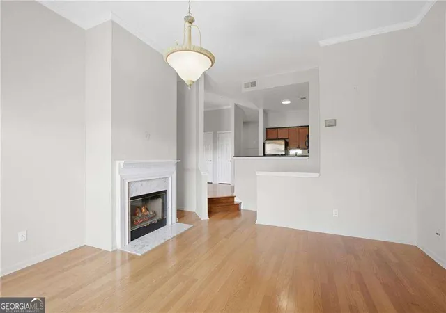Listing Photo 4 - Condo for sale in building located at 4254 River Grn Dr NW, Atlanta, GA 30327 - Unit #604