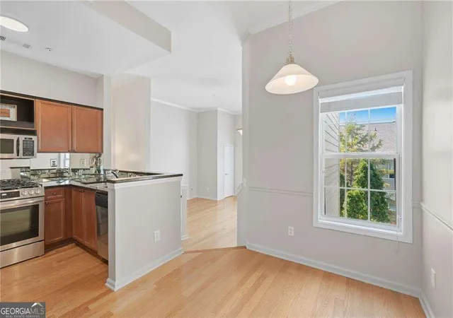 Listing Photo 5 - Condo for sale in building located at 4254 River Grn Dr NW, Atlanta, GA 30327 - Unit #604