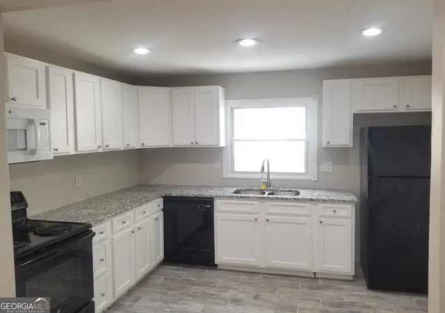 Listing Photo 4 - Condo for sale in building located at 2467 Calvin Ave, Atlanta, GA 30344