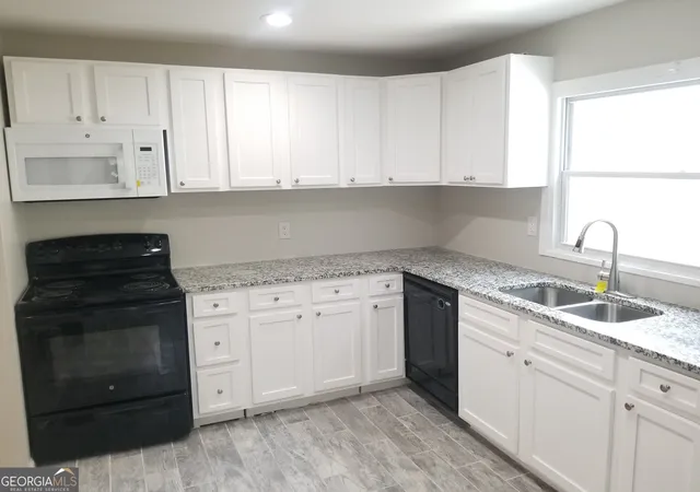 Listing Photo 5 - Condo for sale in building located at 2467 Calvin Ave, Atlanta, GA 30344