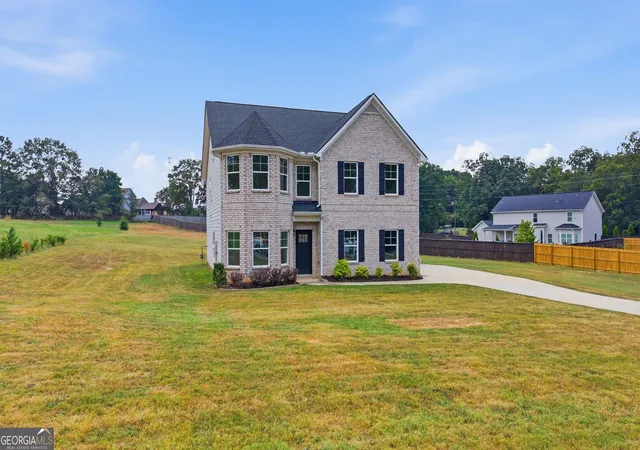 Photo 2 of Single family home for sale at 685 S Jeff Davis Dr, Fayetteville, GA 30215 | MLS# 10840705 | Listing updated on 2026-09-10