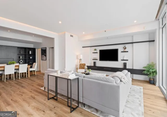 Listing Photo 3 - Condo for sale in building located at 950 W Peachtree St Nw, Atlanta, GA 30309 - Unit #1309