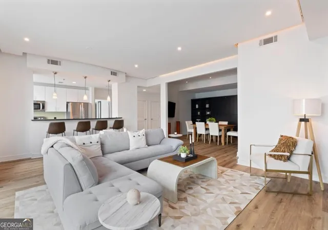 Listing Photo 5 - Condo for sale in building located at 950 W Peachtree St Nw, Atlanta, GA 30309 - Unit #1309