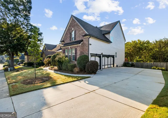 Photo 2 of Single family home for sale at 917 Wallace Fls Dr, Braselton, GA 30517 | MLS# 10851531 | Listing updated on 2026-10-07