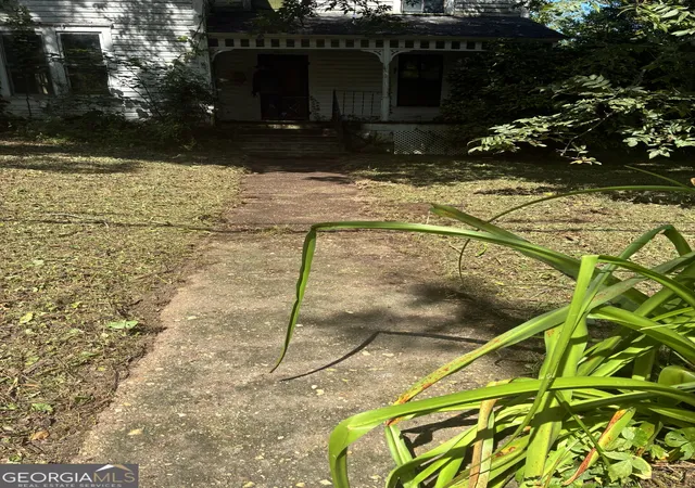 Photo 3 of Single family home for sale at 330 Monroe St, Tallapoosa, GA 30176 | MLS# 10846398 | Listing updated on 2026-09-30