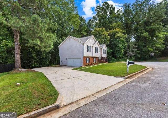 Photo 3 of Sale Pending at 2511 Kris Xing, Ellenwood, GA 30294 | MLS# 10840323 | Listing updated on 2026-09-08