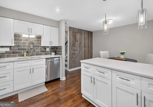 Photo 4 of Townhouse for sale at 173 Roswell Cmns Way, Roswell, GA 30076 | MLS# 10842623 | Listing updated on 2026-09-18